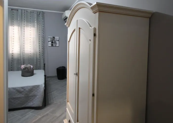 Cavirani Bed & Breakfast 3*